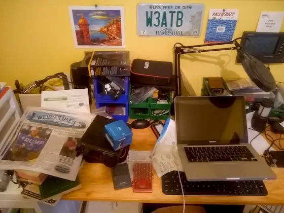 messy desk workbench tohubohu