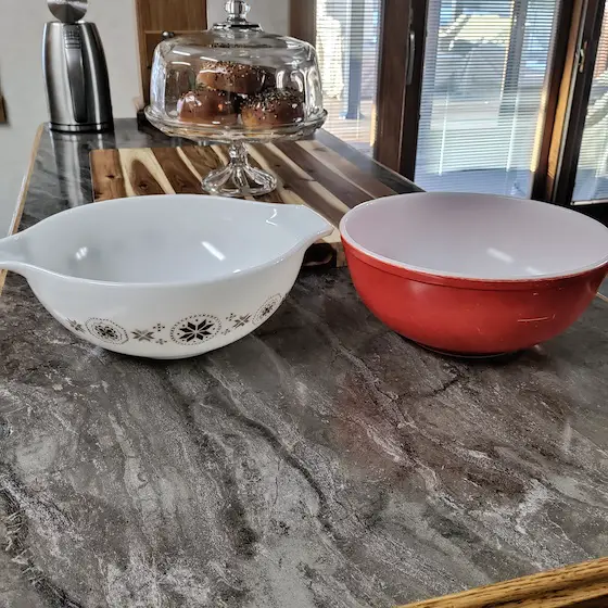popcorn pyrex bowls with lead